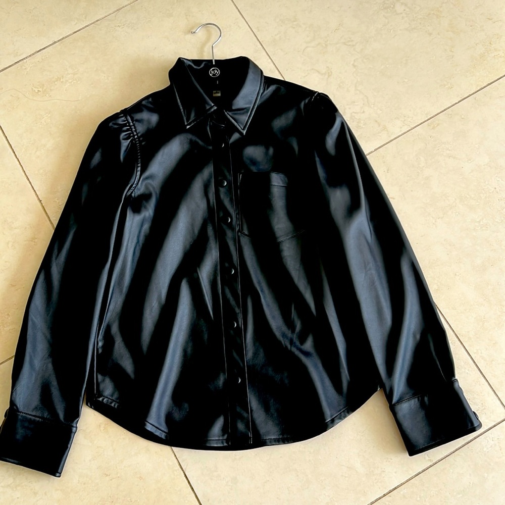 New TAHARI faux leather shirt